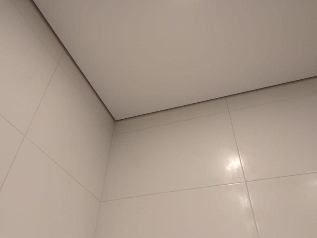 Бесщелевой потолок в ванной